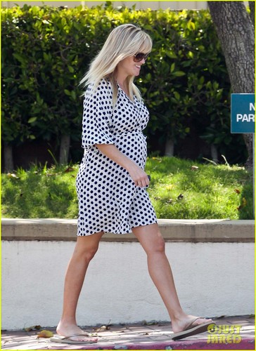  Reese Witherspoon: Brentwood School Pick-Up!