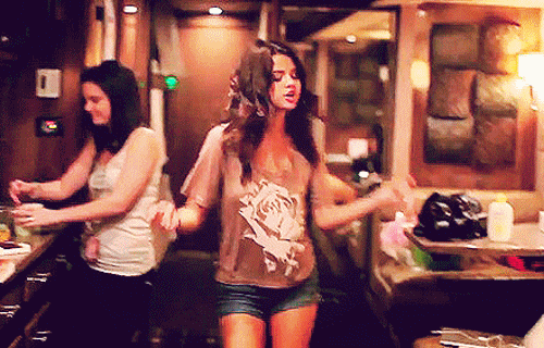  Selly dancing