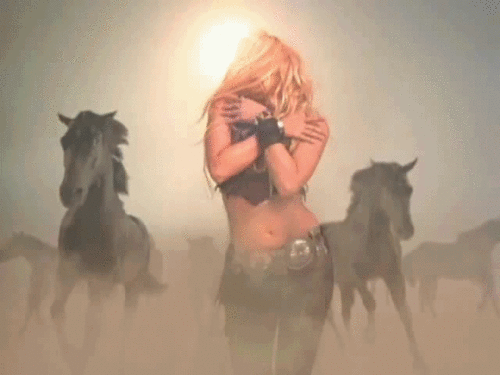  Shakira in 'Whenever, Wherever' Muzik video
