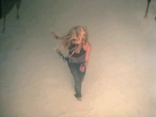  Shakira in 'Whenever, Wherever' Musik video