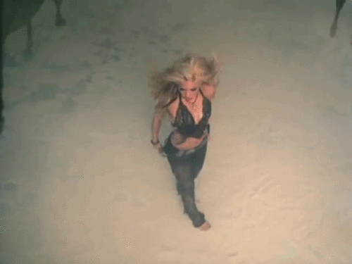  Shakira in 'Whenever, Wherever' Musica video