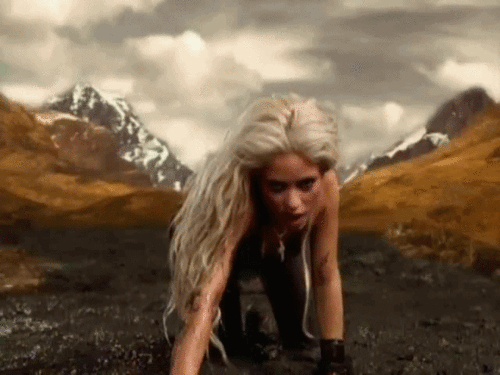  Shakira in 'Whenever, Wherever' Musik video