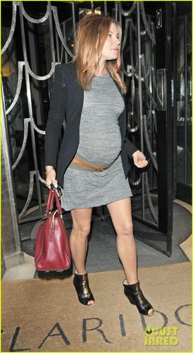  Sienna Miller: Claridge's Baby Bump Exit