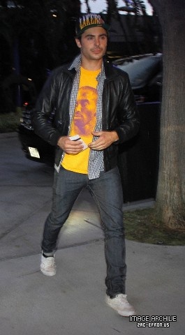  ZAC EFRON OUTSIDE STAPLES CENTER IN LOS ANGELES ON MAY 12