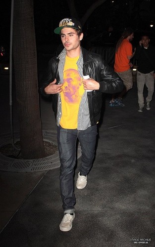  ZAC EFRON OUTSIDE STAPLES CENTER IN LOS ANGELES ON MAY 12