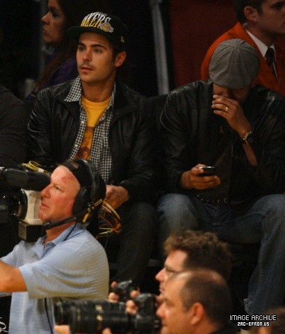  ZAC EFRON WATCHES basketball, basket-ball GAME IN LOS ANGELES ON MAY 12