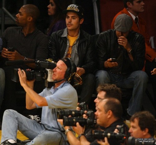  ZAC EFRON WATCHES pallacanestro, basket GAME IN LOS ANGELES ON MAY 12
