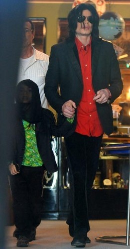  Blanket Jackson with his dad Michael Jackson ♥