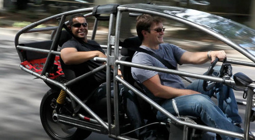  성 Stars Nathan Fillion and Jon Huertas Go Joyriding (PHOTOS)