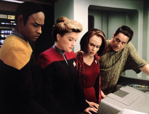  Do Ты guess who Chakotay is looking at?