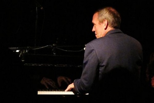  Hugh Laurie- concerto May 22, 2012, at the Belly Up Tavern in Solana Beach, California