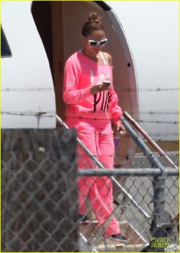  Jennifer Lopez: Hot berwarna merah muda, merah muda Private Plane Arrival
