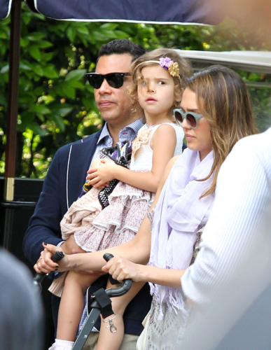  Jessica - Out for Mothers دن in Los Angeles - May 13, 2012