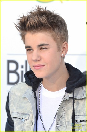  Justin Bieber WINS Social Artist of the mwaka at Billboard muziki Awards!