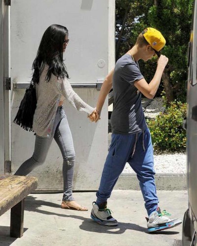  Justin Bieber & girlfriend Selena Gomez (26 May)