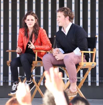  Kristen at the "Snow White and the Huntsman" Q&A অনুরাগী event in LA.