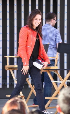  Kristen at the "Snow White and the Huntsman" Q&A پرستار event in LA.