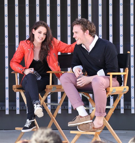  Kristen at the "Snow White and the Huntsman" Q&A fan event in LA.