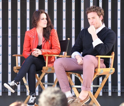  Kristen at the "Snow White and the Huntsman" Q&A پرستار event in LA.