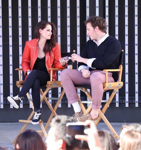  Kristen at the "Snow White and the Huntsman" Q&A 粉丝 event in LA.