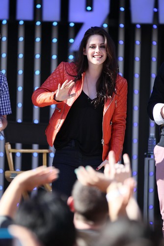  Kristen at the "Snow White and the Huntsman" Q&A tagahanga event in LA.