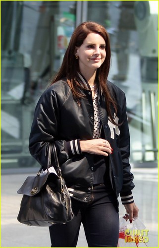  Lana Del Rey Lands in Luân Đôn