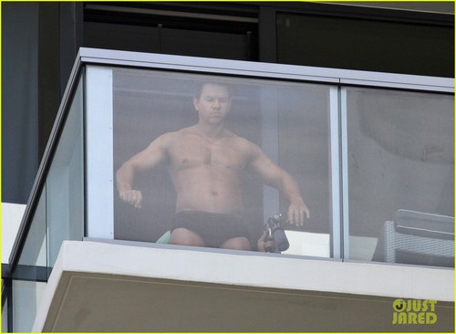  Mark Wahlberg: Shirtless Spray Tan!