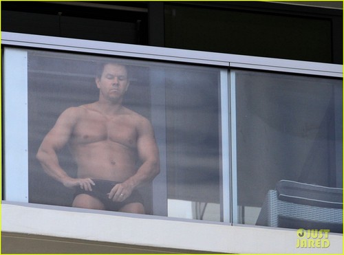Mark Wahlberg: Shirtless Spray Tan!