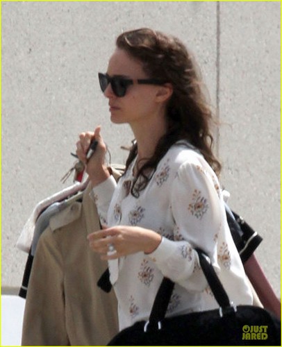 Natalie Portman Drops by Dry Cleaners