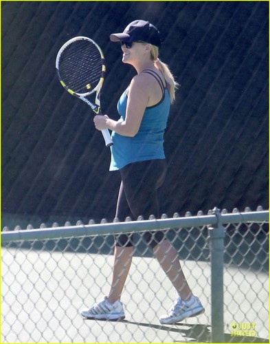  Reese Witherspoon Baby bump brentwood country club