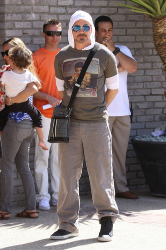  Robert Downey Jr. leaves Joel Silvers' Malibu tabing-dagat house party.
