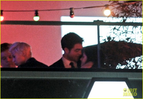  Robert Pattinson & Kristen Stewart kiss at Cannes Film Festival