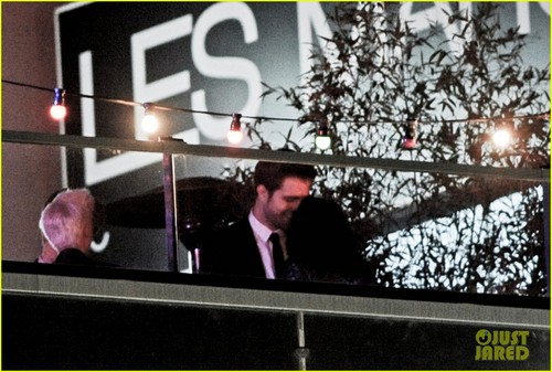  Robert Pattinson & Kristen Stewart চুম্বন at Cannes Film Festival