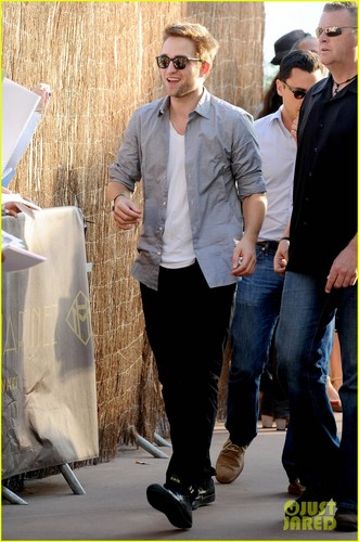  Robert Pattinson Meets 粉丝 at 'Le Grand Journal'