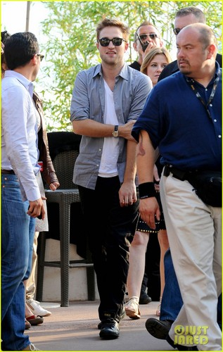  Robert Pattinson Meets प्रशंसकों at 'Le Grand Journal'