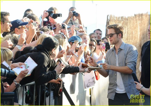  Robert Pattinson Meets प्रशंसकों at 'Le Grand Journal'