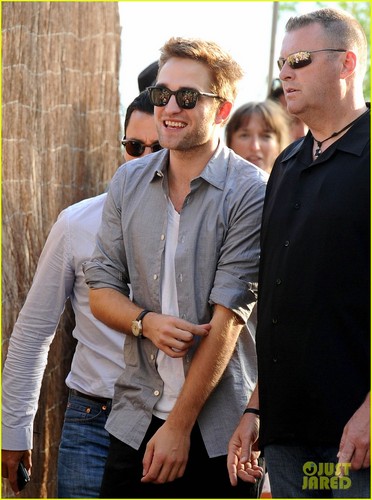 Robert Pattinson Meets mashabiki at 'Le Grand Journal'