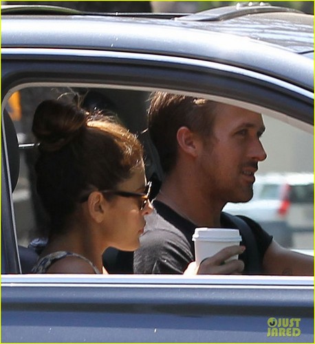 Ryan Gosling & Eva Mendes: Starbucks Couple