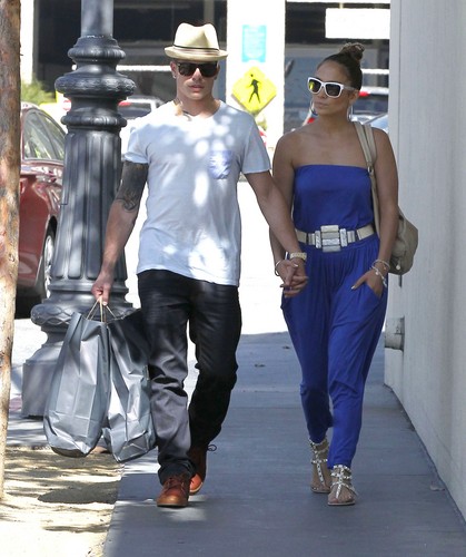  Shopping at The Grove in Los Angeles [20 May 2012]
