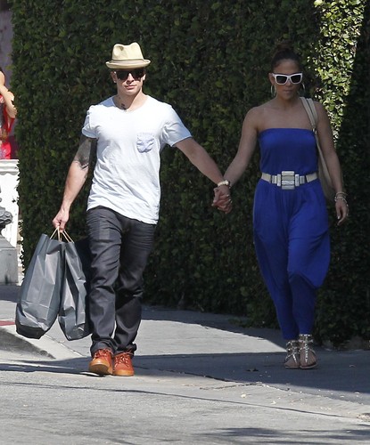  Shopping at The Grove in Los Angeles [20 May 2012]
