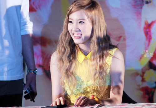 Taeyeon @ "Twinkle" Fansign