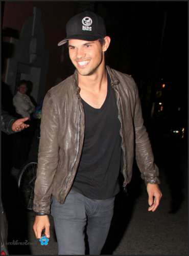  Taylor - Out and about in Hollywood - April 30, 2012