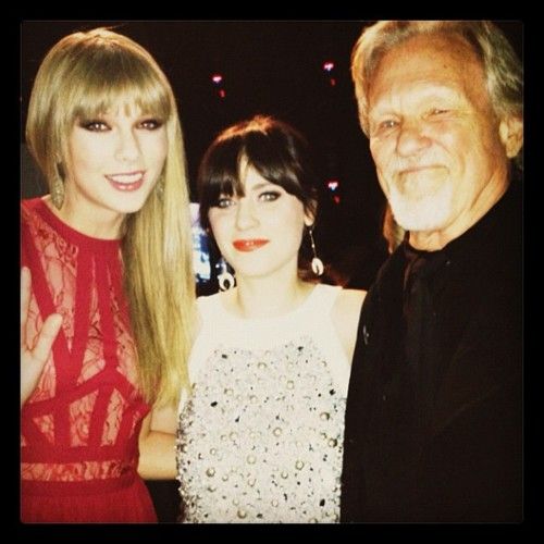  Taylor Wins "Woman of the Year" Award at the 2012 Billboard موسیقی Awards!!!