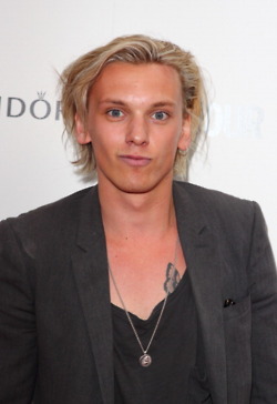  Jamie Campbell Bower l Glamour Women of the año Awards (2012)