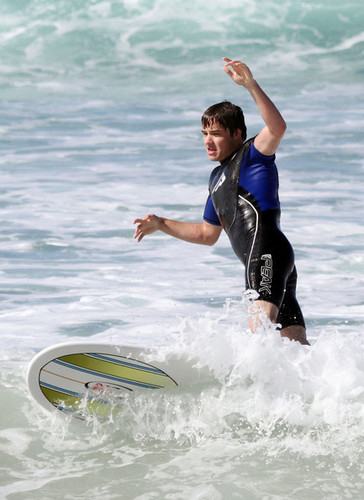  liam payne surfing in sydney