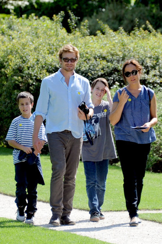 "Mentalist" Simon Baker takes in the sights and snaps pictures at the Rodin Museum and gardens with 