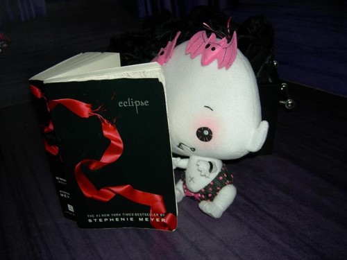  A Vamplet reading Twilight: Eclipse