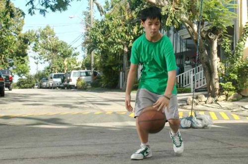  AJ playing bola basket
