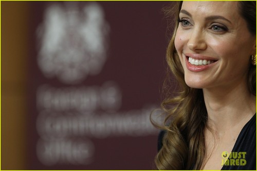  Angelina Jolie Helps Launch Fight Against Rape