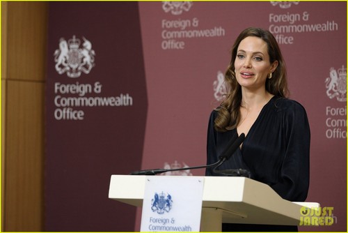  Angelina Jolie Helps Launch Fight Against Rape